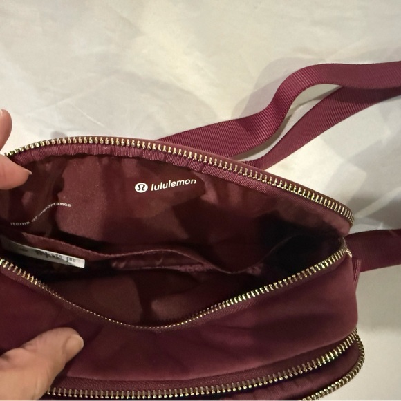 NWOT Lululemon Crossbody Camera Bag Quilted Velour 2L - Wine Berry WNBY - Picture 4 of 6